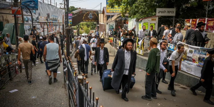 Los peregrinos judíos llegan a Uman, Ucrania, antes de la festividad judía de Rosh Hashaná, el 14 de septiembre de 2023. (Chaim Goldberg/Flash90)