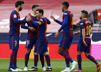 Lionel Messi del Barcelona celebra con sus compañeros el gol inaugural durante el partido de la Liga española entre el FC Barcelona y el Celta en el estadio Camp Nou en Barcelona, ​​España, el 16 de mayo de 2021. (AP/Joan Monfort)