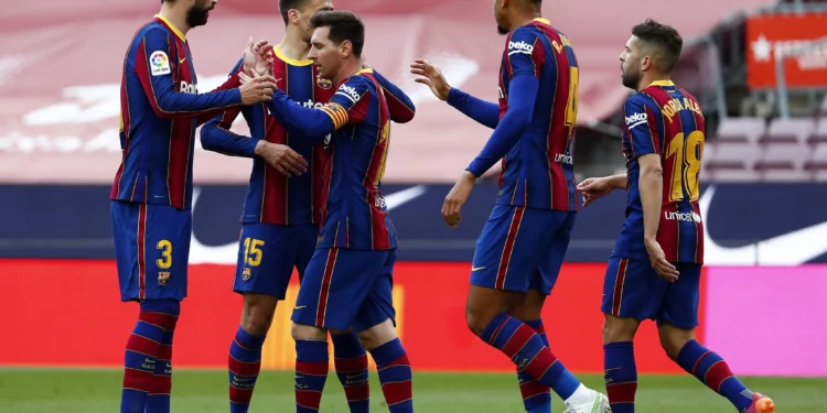 Lionel Messi del Barcelona celebra con sus compañeros el gol inaugural durante el partido de la Liga española entre el FC Barcelona y el Celta en el estadio Camp Nou en Barcelona, ​​España, el 16 de mayo de 2021. (AP/Joan Monfort)