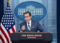 El portavoz del Consejo de Seguridad Nacional de la Casa Blanca, John Kirby, habla durante una conferencia de prensa en la Casa Blanca, el 31 de julio de 2024, en Washington. (Foto AP/Evan Vucci)
v