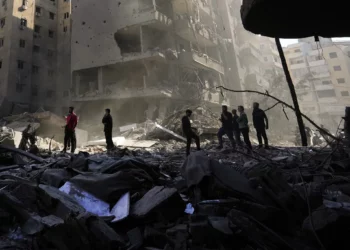 La gente vigila el lugar del asesinato del líder de Hezbolá, Hassan Nasrallah, en los suburbios del sur de Beirut, el 29 de septiembre de 2024. (Foto AP/Hassan Ammar)