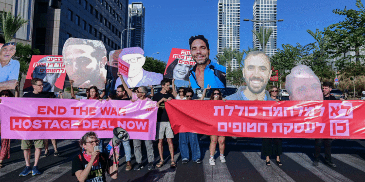 Manifestantes piden la liberación de israelíes tomados como rehenes por terroristas de Hamás en Gaza, frente a la base de Hakirya en Tel Aviv, el 19 de septiembre de 2024 (Tomer Neuberg/Flash90)