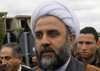 En esta imagen del 26 de enero de 2010, el jeque Nabil Qaouk, miembro del Consejo Central de Hezbolá, asiste al funeral del destacado empresario Hassan Tajeddine, en la aldea sureña de Hanaway, Líbano (Foto AP/Hussein Malla)
