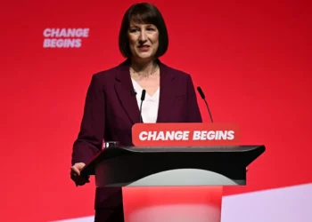 La ministra de Hacienda británica, Rachel Reeves, habla durante el segundo día de la conferencia anual del Partido Laborista en Liverpool, noroeste de Inglaterra, el 23 de septiembre de 2024. (Paul ELLIS / AFP)