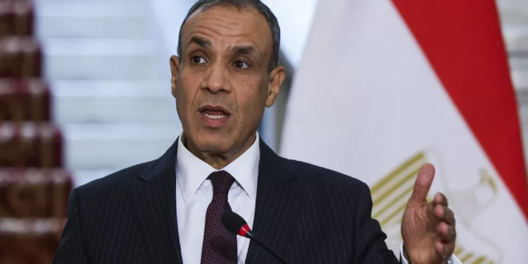 El ministro de Asuntos Exteriores de Egipto, Badr Abdelatty, asiste a una conferencia de prensa conjunta con el secretario de Estado de Estados Unidos, Antony Blinken (no aparece en la imagen), en el Palacio Tahrir en El Cairo, Egipto, el miércoles 18 de septiembre de 2024. (Evelyn Hockstein/Pool Photo via AP)