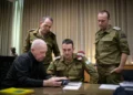 El ministro de Defensa, Yoav Gallant, se reúne con el jefe del Estado Mayor de las Fuerzas de Defensa de Israel, el teniente general Herzi Halevi, el jefe de la Dirección de Operaciones, el mayor general Oded Basiuk, y el jefe de la Dirección de Inteligencia, el mayor general Shlomi Binder, el 26 de septiembre de 2024. (Shachar Yurman/Ministerio de Defensa)