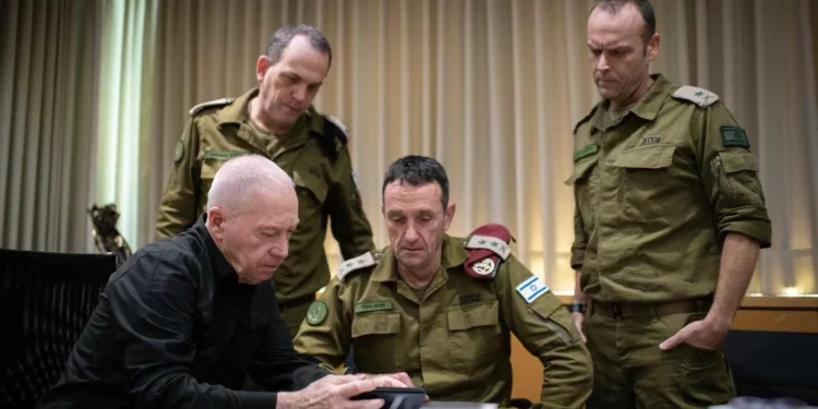 El ministro de Defensa, Yoav Gallant, se reúne con el jefe del Estado Mayor de las Fuerzas de Defensa de Israel, el teniente general Herzi Halevi, el jefe de la Dirección de Operaciones, el mayor general Oded Basiuk, y el jefe de la Dirección de Inteligencia, el mayor general Shlomi Binder, el 26 de septiembre de 2024. (Shachar Yurman/Ministerio de Defensa)