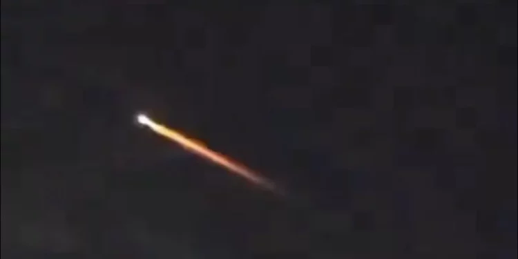 Se ve un proyectil en el cielo de Israel a principios del 27 de septiembre de 2024, cuando el ejército dijo haber interceptado un misil disparado desde Yemen utilizando el sistema de defensa aérea de largo alcance Arrow. (Captura de pantalla X, utilizada de acuerdo con la cláusula 27a de la ley de derechos de autor)