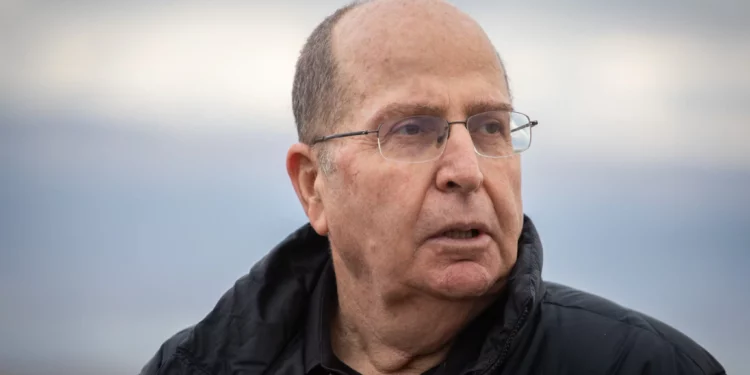 Moshe Ya'alon durante una visita al puesto de observación Vered Yeriho, en el desierto de Judea, el 21 de enero de 2020. (Hadas Parush/Flash90)