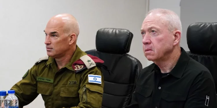 El ministro de Defensa, Yoav Gallant, se reúne con el jefe del Comando Norte de las Fuerzas de Defensa de Israel en Safed, el mayor general Ori Gordin, y otros oficiales de alto rango, el 24 de abril de 2024. (Ariel Hermoni/Ministerio de Defensa)