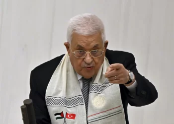 El presidente de la Autoridad Palestina, Mahmoud Abbas, pronuncia un discurso durante una reunión parlamentaria extraordinaria sobre los palestinos, en el Parlamento turco en Ankara, Turquía, el 15 de agosto de 2024. (AP/Ali Unal)