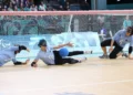 El equipo femenino de goalball de Israel compite en el partido final de los Juegos Paralímpicos de París 2024 el 5 de septiembre de 2024. (Lilach Weiss Rosenberg)