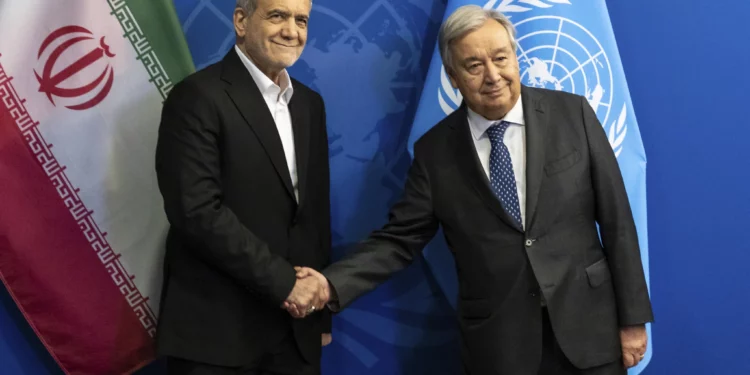 El presidente iraní Masoud Pezeshkian, a la izquierda, y el secretario general de la ONU, Antonio Guterres, se dan la mano en la sede de las Naciones Unidas en Nueva York, el lunes 23 de septiembre de 2024. (Foto AP/Stefan Jeremiah)