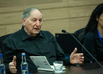 El jefe de la Asociación de Maestros, Ran Erez, asiste a la reunión del Comité de Educación, Cultura y Deportes en la Knéset, el parlamento israelí en Jerusalén, el 29 de mayo de 2024. (Yonatan Sindel/Flash90)