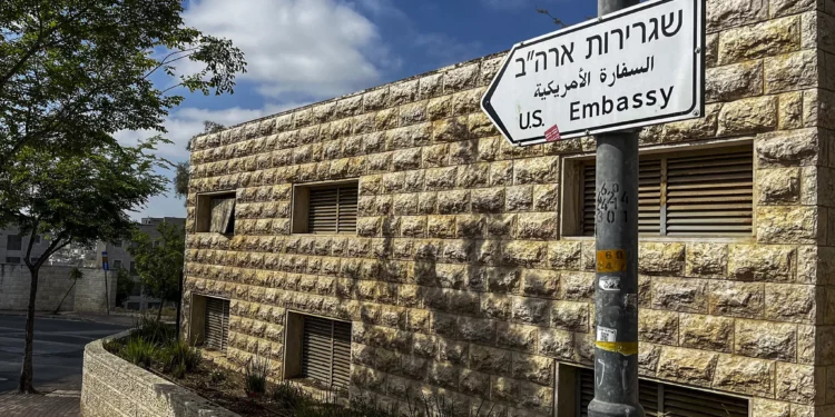 Imagen: Una señal de tráfico indica el camino hacia la embajada de Estados Unidos en Jerusalén el 19 de abril de 2024. (Ronaldo Schemidt/AFP)