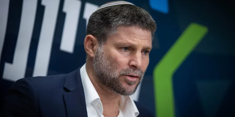 El ministro de Finanzas, Bezalel Smotrich, dirige una reunión de facción de su partido, el Sionismo Religioso, en la Knéset, en Jerusalén, el 22 de julio de 2024. (Oren Ben Hakoon/Flash90)