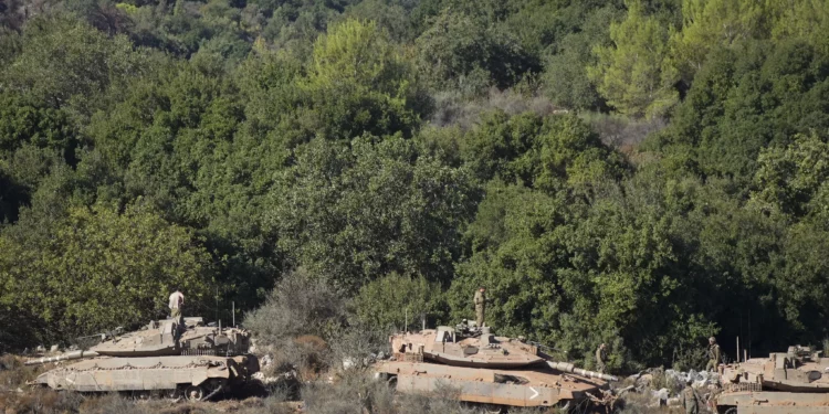 Soldados israelíes trabajan en tanques en el norte de Israel el 27 de septiembre de 2024. (AP/Baz Ratner)