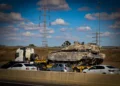 Un tanque de las FDI visto sobre un camión en el tráfico, en camino a la frontera norte con el Líbano, el 18 de septiembre de 2024. (Yossi Aloni/Flash90)