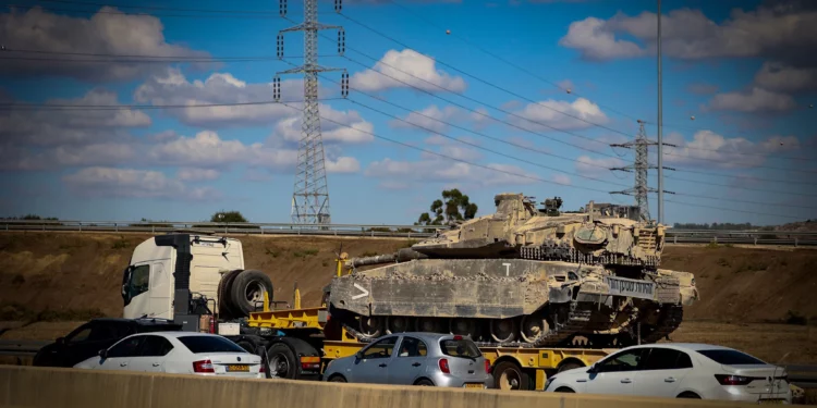 Un tanque de las FDI visto sobre un camión en el tráfico, en camino a la frontera norte con el Líbano, el 18 de septiembre de 2024. (Yossi Aloni/Flash90)