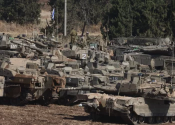 Tanques del ejército israelí desplegados en el norte de Israel, cerca de la frontera con el Líbano, el 29 de septiembre de 2024 (Menahem KAHANA / AFP)