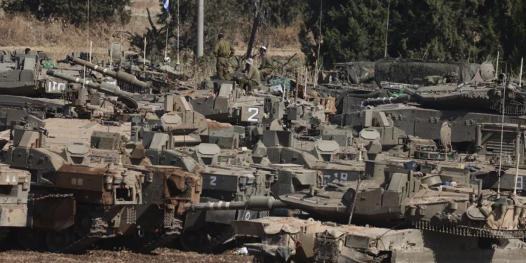 Tanques del ejército israelí desplegados en el norte de Israel, cerca de la frontera con el Líbano, el 29 de septiembre de 2024 (Menahem KAHANA / AFP)