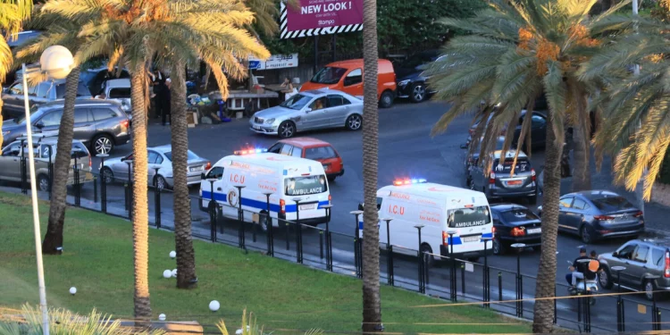 Las ambulancias trasladan a personas heridas a un hospital en la ciudad de Saida, en el sur del Líbano, el 17 de septiembre de 2024. (Mahmoud ZAYYAT / AFP)