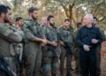 El ministro de Defensa, Yoav Gallant, habla con las tropas durante un ejercicio en el norte de Israel, el 24 de septiembre de 2024. (Ariel Hermoni/Ministerio de Defensa)