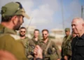 El ministro de Defensa, Yoav Gallant, habla con los reservistas de la Brigada Oded durante un ejercicio en el norte de Israel, el 10 de septiembre de 2024. (Ariel Hermoni/Ministerio de Defensa)