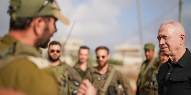 El ministro de Defensa, Yoav Gallant, habla con los reservistas de la Brigada Oded durante un ejercicio en el norte de Israel, el 10 de septiembre de 2024. (Ariel Hermoni/Ministerio de Defensa)