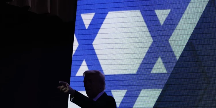 El candidato presidencial republicano y expresidente Donald Trump saluda a la multitud al salir del escenario después de hablar en la Cumbre Nacional del Consejo Israelí-Americano, el jueves 19 de septiembre de 2024, en Washington. (Foto AP/Evan Vucci)