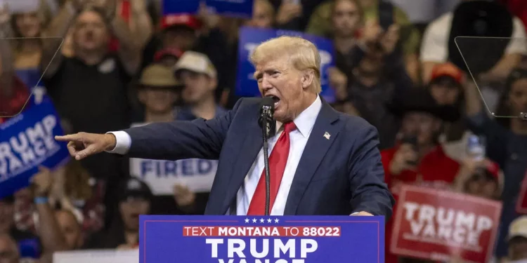 El expresidente estadounidense y candidato presidencial republicano Donald Trump habla durante un mitin de campaña electoral en Bozeman, Montana, el 9 de agosto de 2024. (Natalie BEHRING / AFP)