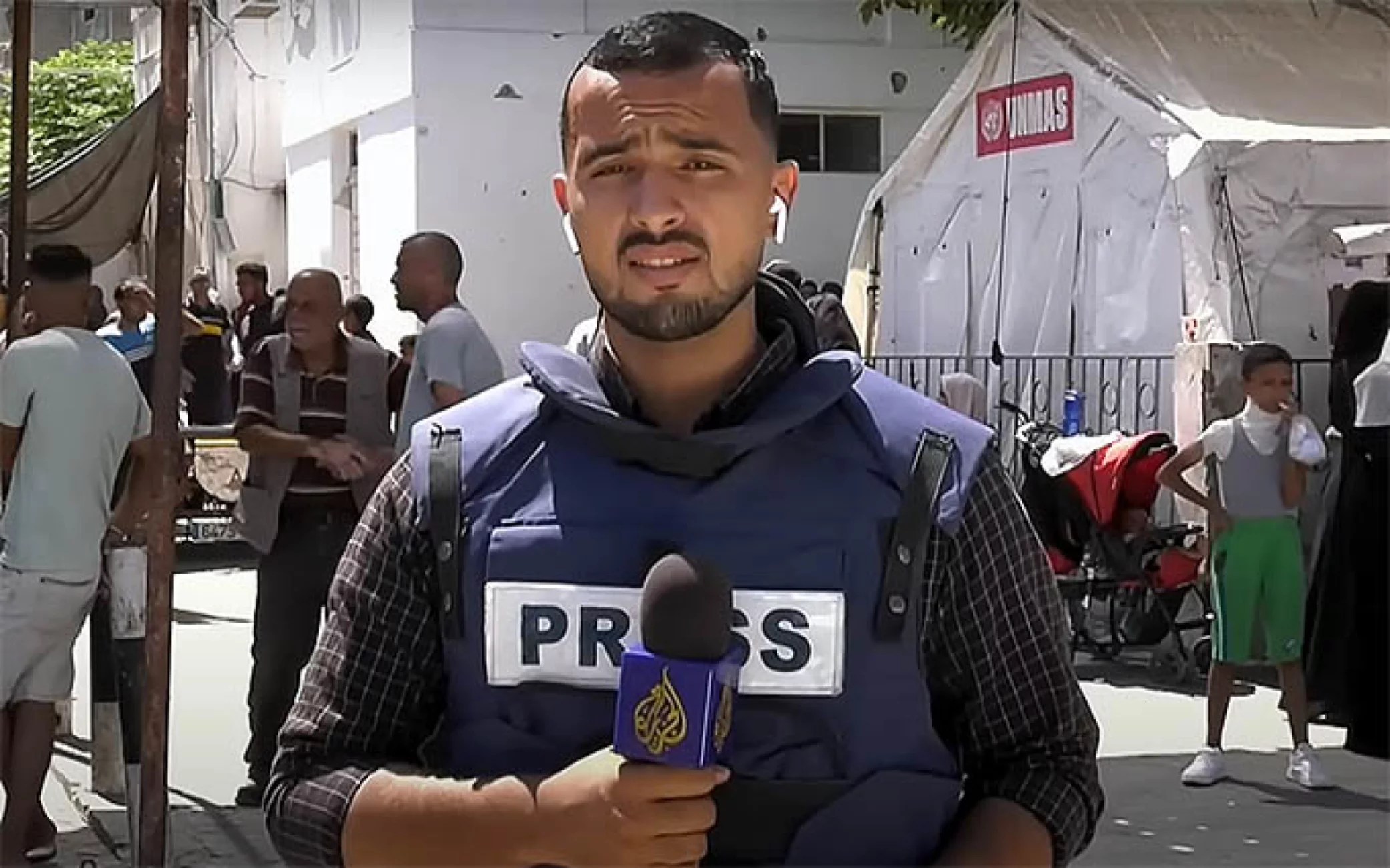 El periodista de Al Jazeera Ismail Alghoul informa desde la Franja de Gaza en un video sin fecha que se transmitió durante un reportaje sobre su muerte en un ataque aéreo israelí, el 31 de julio de 2024. (Captura de pantalla: Youtube/Al Jazeera, utilizada de conformidad con la Cláusula 27a de la Ley de Derechos de Autor)