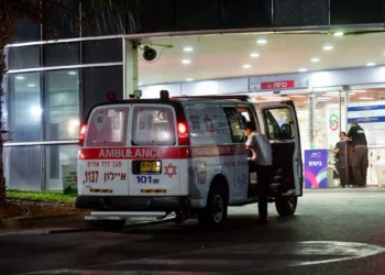 Equipos médicos en el Centro Médico Sheba en Ramat Gan tras evacuar a personas heridas tras un ataque con drones de Hezbolá, el 13 de octubre de 2024. (Avshalom Sassoni/Flash90)