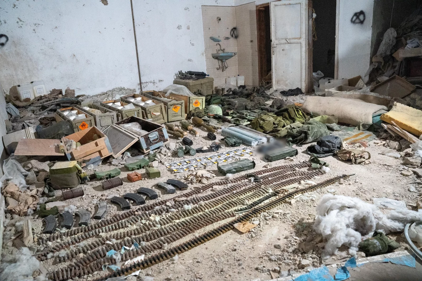 Armas de Hezbolá confiscadas por paracaidistas y comandos durante operaciones en el sur del Líbano, en una foto publicada el 6 de octubre de 2024. (Fuerzas de Defensa de Israel)