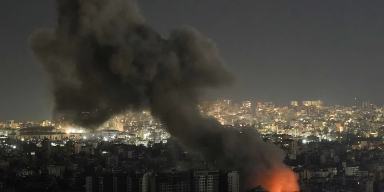 Ataques aéreos israelíes impactan bastiones de Hezbolá en Beirut