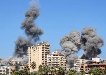 Columnas de humo estallan tras un ataque aéreo israelí en un barrio de la ciudad de Tiro, en el sur del Líbano, el 23 de octubre de 2024. (Kawnat Haju/AFP)