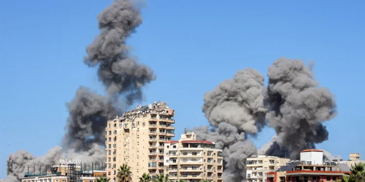 Columnas de humo estallan tras un ataque aéreo israelí en un barrio de la ciudad de Tiro, en el sur del Líbano, el 23 de octubre de 2024. (Kawnat Haju/AFP)