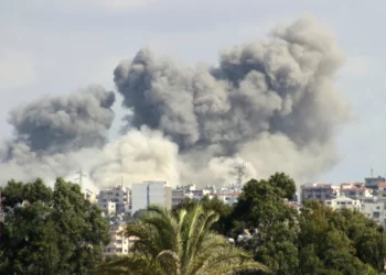 Esta imagen tomada desde la ciudad de Tiro, en el sur del Líbano, muestra una columna de humo luego de un ataque aéreo israelí en la aldea de al-Hosh el 17 de octubre de 2024, en medio de la continua guerra entre Hezbollah e Israel. (Kawnat HAJU / AFP)