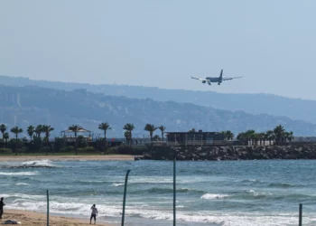 Ataque israelí alcanza almacén cerca del aeropuerto de Beirut
