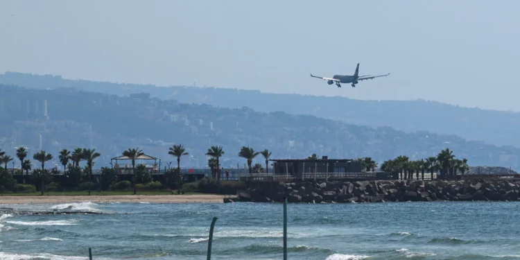 Ataque israelí alcanza almacén cerca del aeropuerto de Beirut