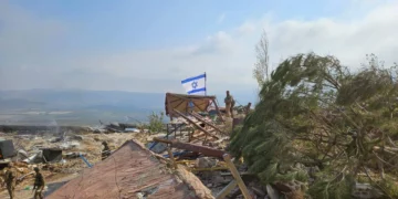 Tropas israelíes izan la bandera israelí en el Líbano