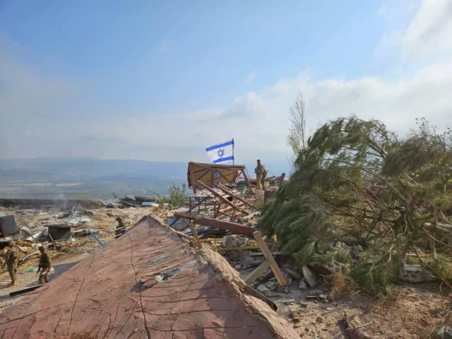 Tropas israelíes izan la bandera israelí en el Líbano