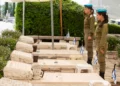 Los soldados colocan flores y banderas en las tumbas de los soldados israelíes caídos en el cementerio militar de Kiryat Shmona, el 24 de abril de 2023, antes del Día de los Caídos en Israel. (Ayal Margolin/Flash90)