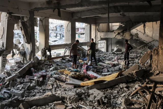 Ataques aéreos israelíes contra centros de comando de Hamás en escuelas de Gaza