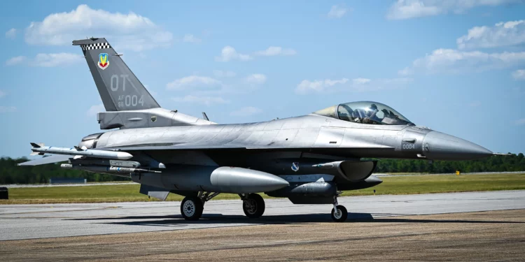 F-16 prueba con éxito sistema de guerra electrónica IVEWS