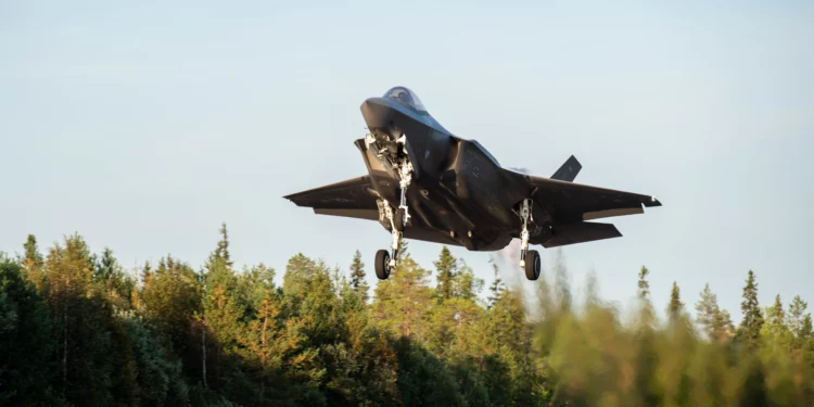 Un avión F-35 Lightning II de la Fuerza Aérea de EE. UU. asignado al 48.º Escuadrón de Cazas de la RAF Lakenheath, Reino Unido, despega durante el ejercicio BAANA 2024 en la franja de la autopista Hosio, Ranua, Finlandia, el 4 de septiembre. (Fotografía de la Fuerza Aérea de EE. UU. por la Aerotécnica de Primera Clase Tabatha Chapman)