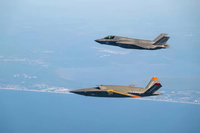 El dron Valkyrie se conecta en vuelo con el F-35B