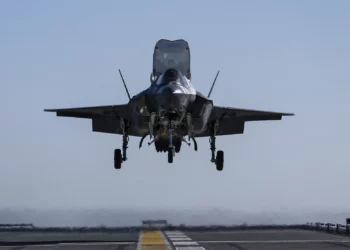 El F-35B aterriza por primera vez en el JS Kaga de Japón