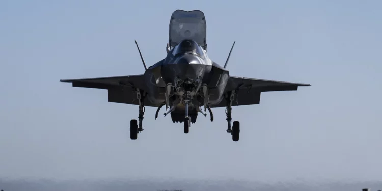 El F-35B aterriza por primera vez en el JS Kaga de Japón