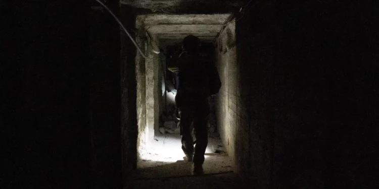 Fuerzas israelíes capturan túnel de ataque de Hezbolá bajo una aldea en Líbano